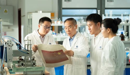 嫦娥六號(hào)撐起國旗 月球背面閃耀科技之光——武漢紡織大學(xué)研制“石頭版”五星紅旗側(cè)記